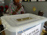 Une électrice proche de l'urne après avoir glissé l'enveloppe avec le bulletin de son choix